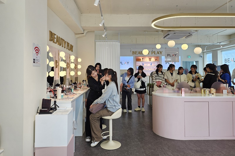 「ＢＥＡＵＴＹ　ＰＬＡＹ」弘大店でメイクアップサービスを受けるため、待っている日本の生徒たち＝９日、ソウル