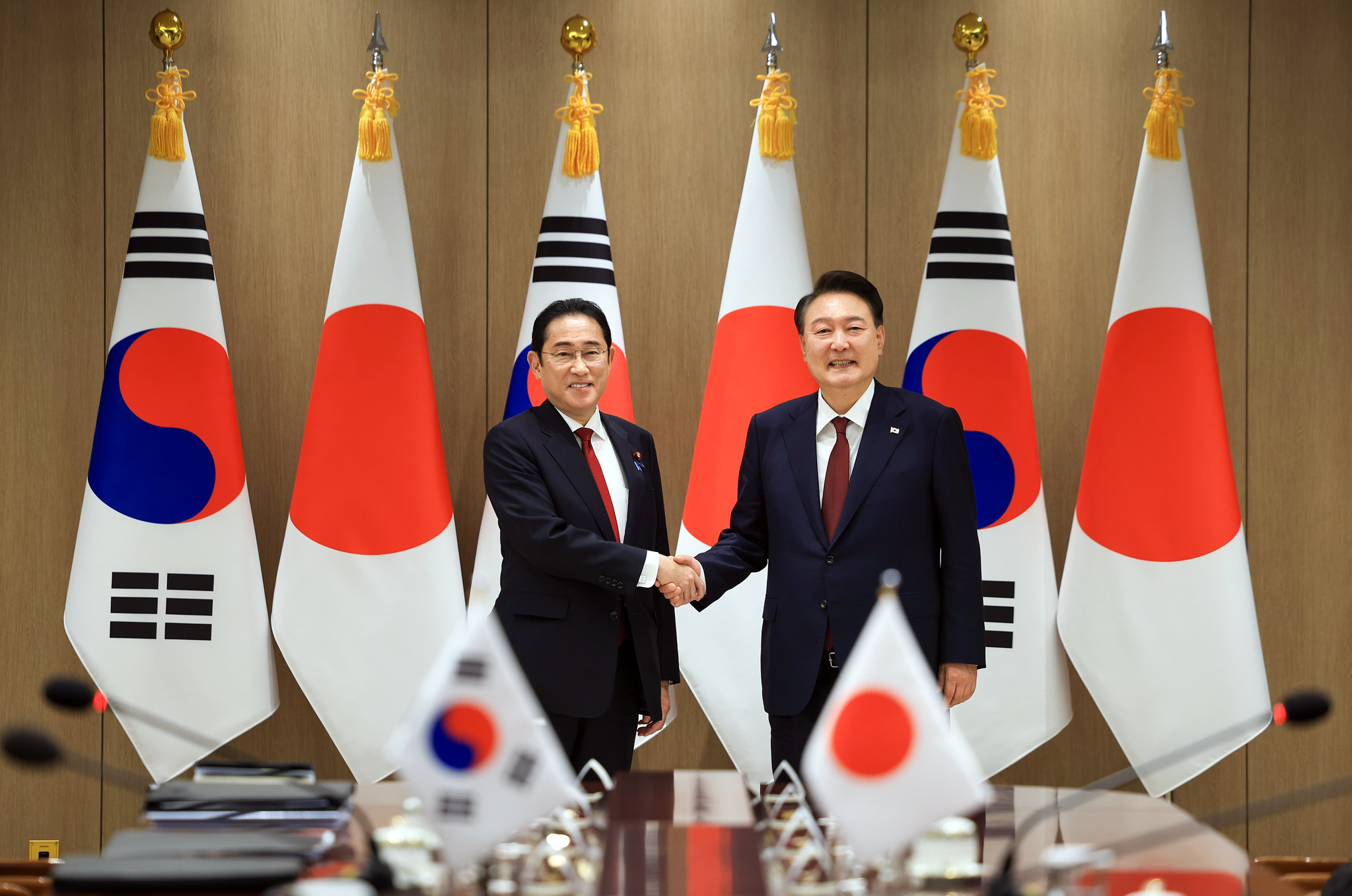 会談で握手を交わす尹大統領（右）と日本の岸田首相＝２６日、ソウル、大韓民国大統領室シン・ユギョン撮影
