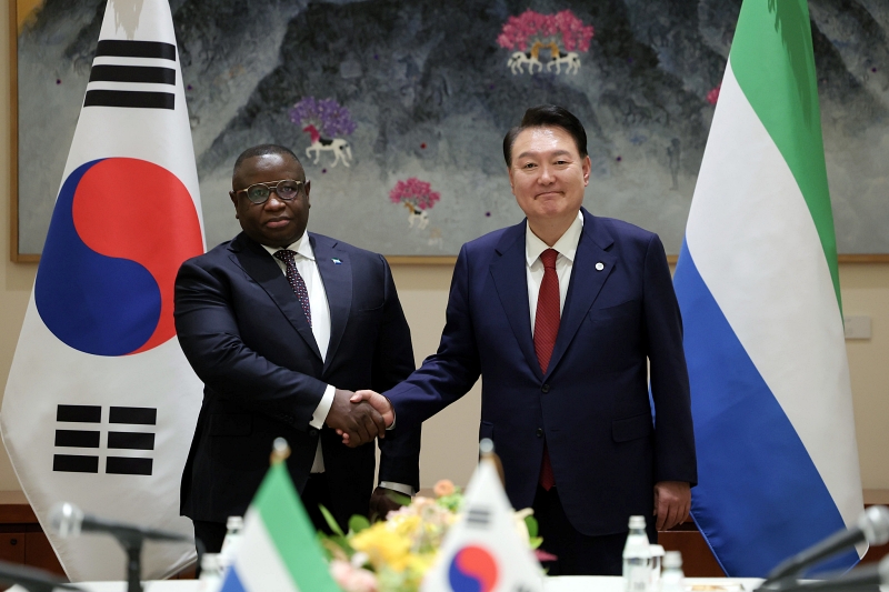 韓・シエラレオネ首脳会談で、ジュリウス・マーダ・ビオ大統領と記念撮影を行う尹錫悦大統領＝２０２３年９月、米ニューヨーク、大韓民国大統領室キム・ヨンウィ