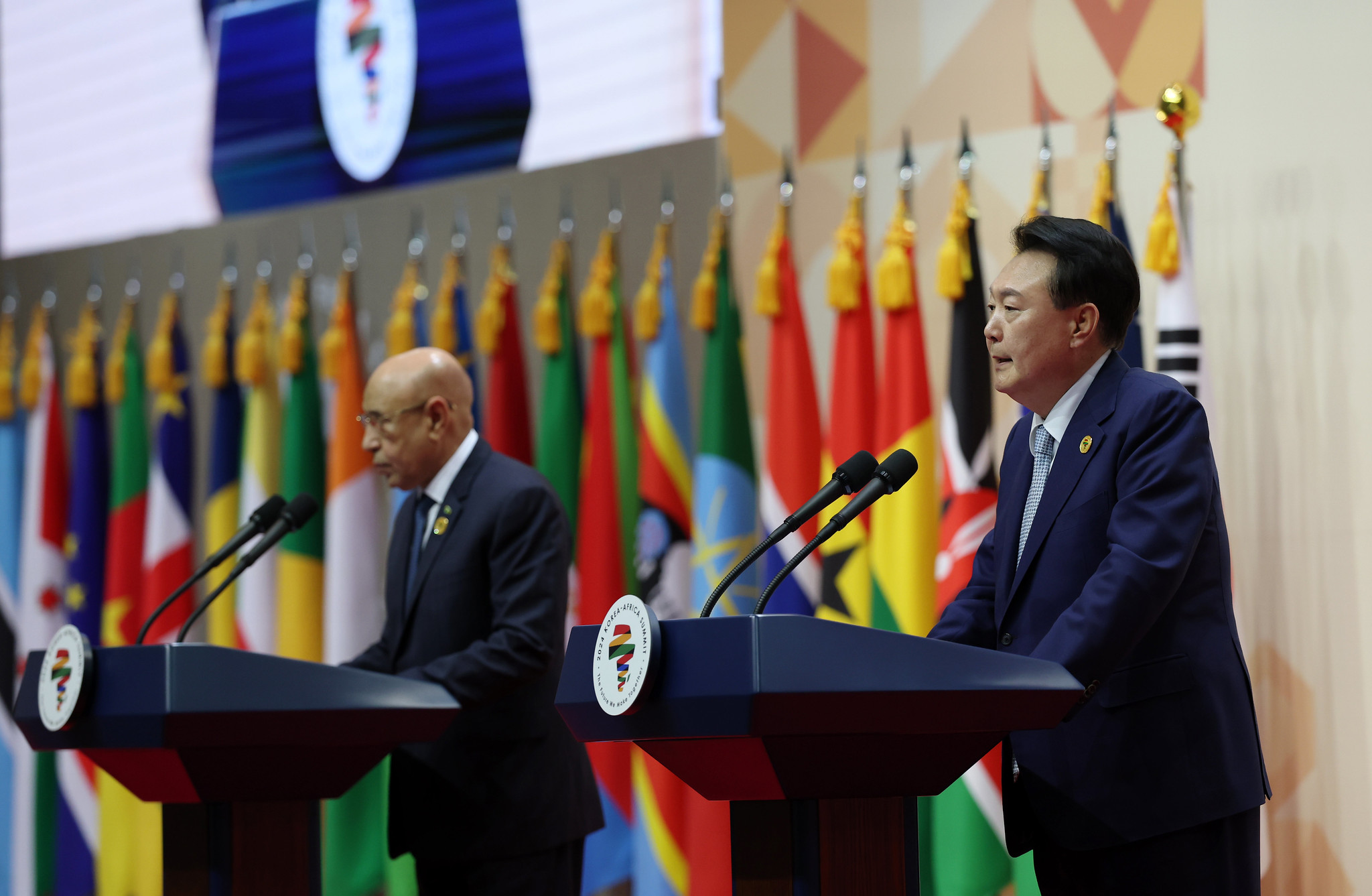 共同記者会見に臨む尹大統領（右）とアフリカ連合（ＡＵ）議長国、モーリタニアのガズワニ大統領＝４日、京畿道・高陽、ジョン・ハン撮影