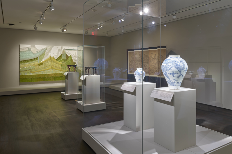 米国ヒューストン博物館の韓国室には、サムスンの故イ・ゴンヒ先代会長が寄贈した「龍模様青華白磁壺」をなど、多数の遺物が展示されている＝国立中央博物館