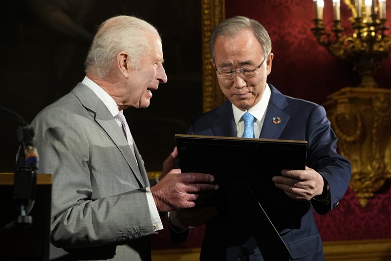 セント・ジェームズ宮殿で賞牌を手に、話を交わす潘基文前総長（右）とチャールズ３世国王＝１１日（現地時間）、英国・ロンドン、聯合ニュース