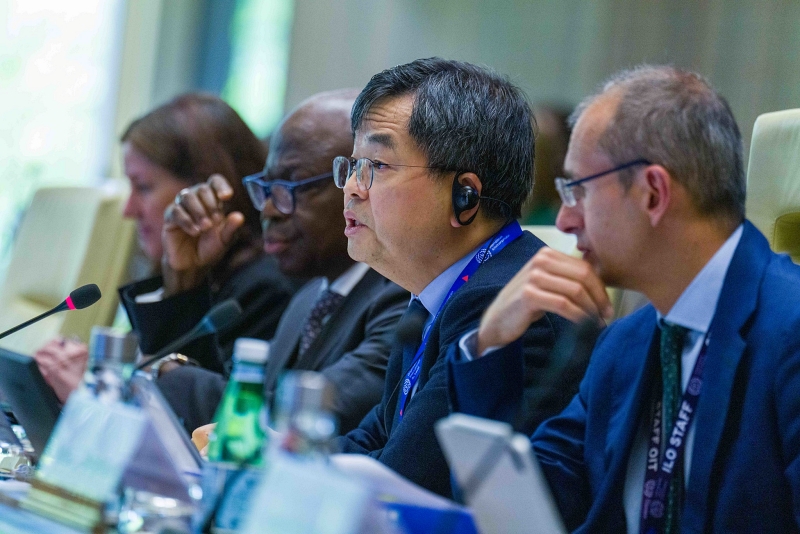 第３５１回の国際労働機関（ＩＬＯ）理事会で発言する駐ジュネーブ韓国代表部のユン・ソンドク大使＝１５日（現地時間）、スイス・ジュネーブ、ＩＬＯフリッカー
