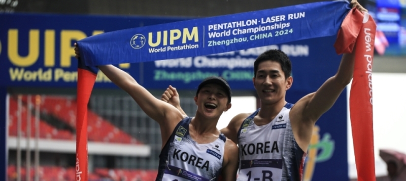国際近代五種連盟の世界選手権大会、混成リレーで優勝したキム・ソンウ（左）とソ・チャンワンがセレモニーを行う様子＝１６日、中国・鄭州、国際近代五種連盟