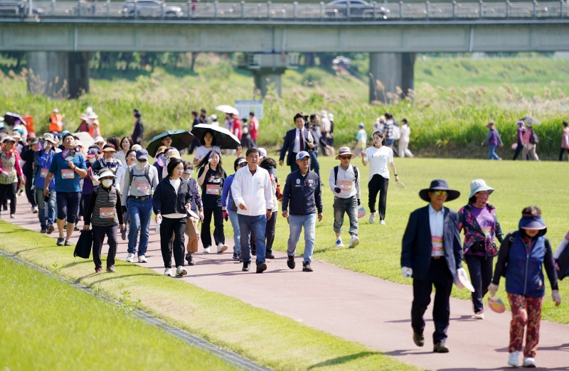 「３代が共にする健康フェスティバル」を訪れ、「威風堂々と歩こう」キャンペーンに参加した市民たち＝先月１８日、京畿道・広州市、広州市