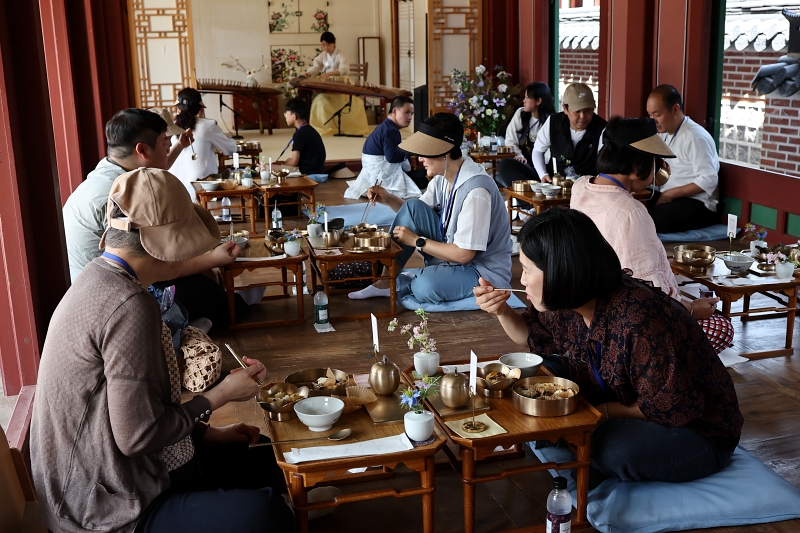 ２７日、ソウルの景福宮にある焼厨房で宮中料理を試食する参加者たち。焼厨房は、宮廷の台所。 