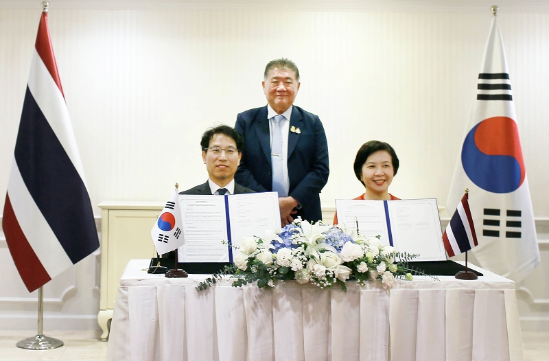 「韓国・タイ経済パートナー協定」の交渉開始を公式宣言する産業通商資源部のノ・コンギ通商交渉室長（左）とタイのプームタム・ウェーチャヤチャイ 副首相兼財務相（中央）＝３月、タイ・バンコク、産業通商資源部