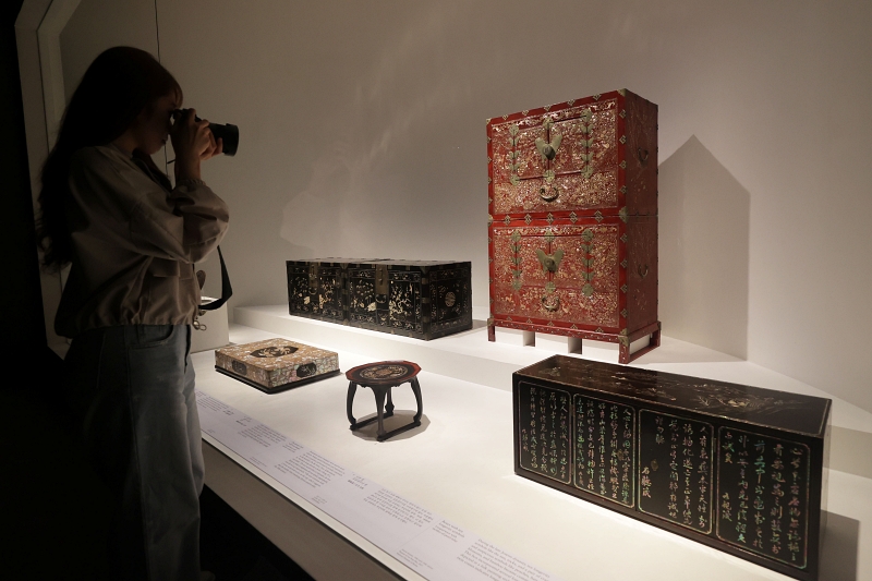 ９日午前、ソウル・龍山（ヨンサン）区にある国立中央博物館で、「三国三色・東アジアの漆器」のメディア公開が行われた。写真は、韓国の漆器を観覧する参加者の様子。国立中央博物館は、日本の東京国立博物館と中国の国家博物館と共に、漆器工芸品に関する特別展を１０日から９月２２日まで披露する。 