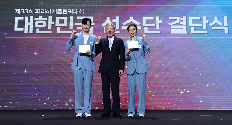 第３３回パリ五輪に出場する韓国選手団の結団式で、 具本佶選手と 金昭映選手に激励の手紙を渡した後、記念撮影を行う文化体育観光部の柳仁村長官（中央）＝９日、ソウル・ソンパ、ホ・マンジン
