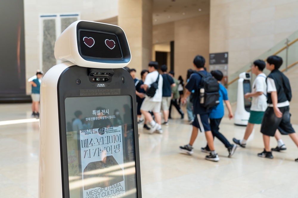 展示を案内してくれるロボット「キューアイ」