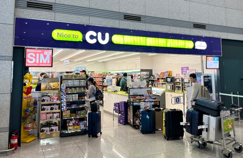 仁川国際空港のＣＵコンビニで買い物する外国人＝ＢＧＦリテール