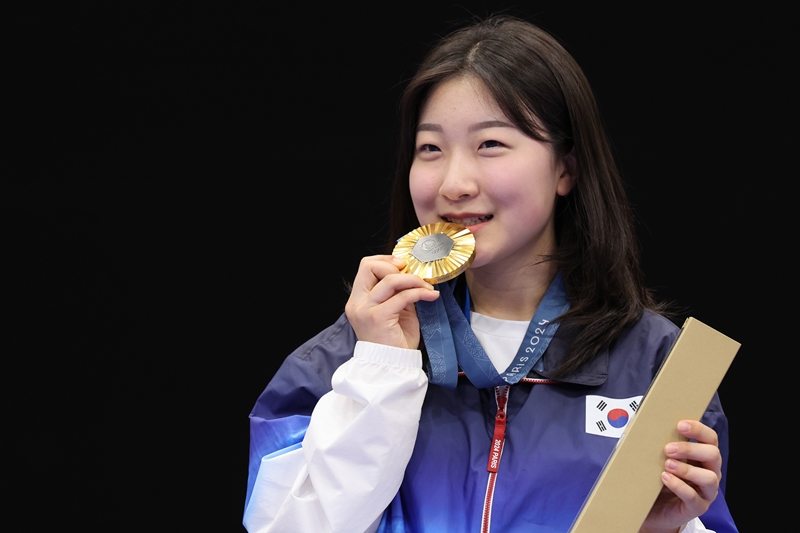 射撃の女子１０メートルエアライフルで金メダルを獲得したパン・ヒョジン＝２９日（現地時間）、フランス・シャトールー