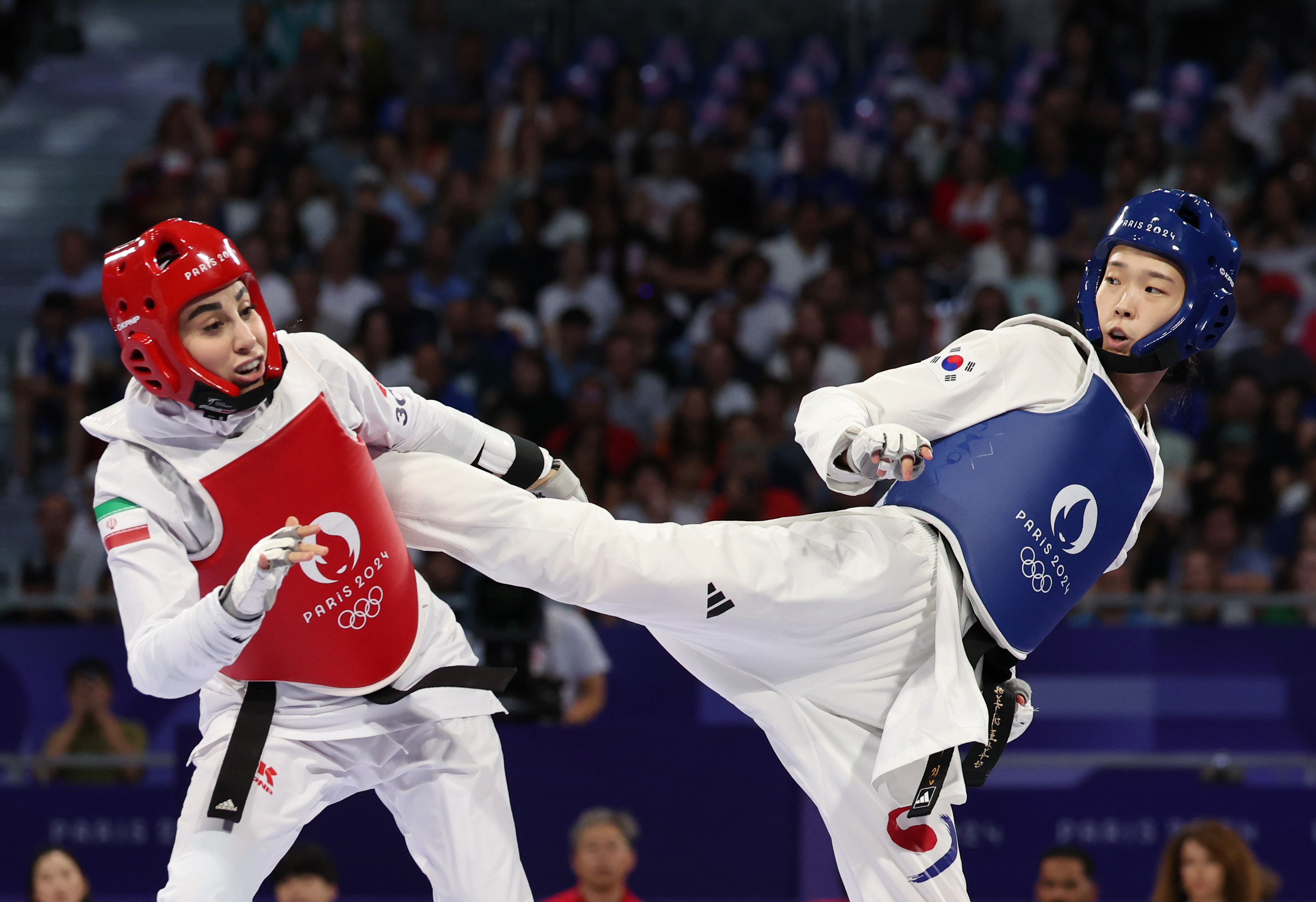 決勝戦に臨むキム・ユジン（右）＝８日（現地時間）、フランス・パリ