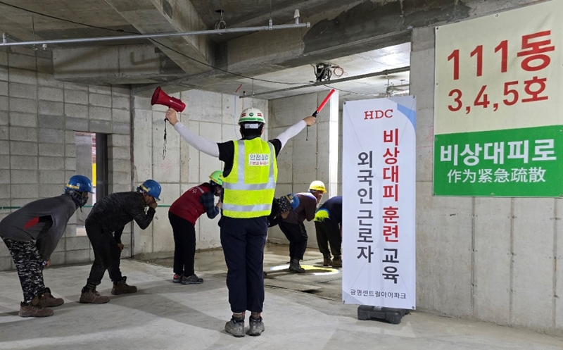マンション建築現場で、安全教育を受ける外国人労働者ら＝ＨＤＣ現代産業開発