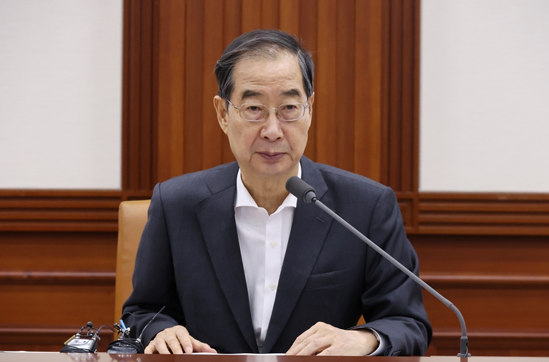 政府ソウル庁舎で開かれた「国政懸案関係長官会議」を主宰する韓悳洙国務総理＝22日、ソウル・鍾路区、聯合ニュース