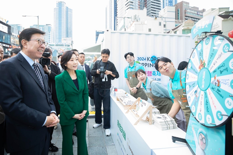 亀南路広場で開かれた「５月同行祭り」の開幕イベントを訪れたオ・ヨンジュ中小ベンチャー企業部長官（左から２番目）とパク・ヒョンジュン釜山市長（左）＝５月、釜山・海雲台区