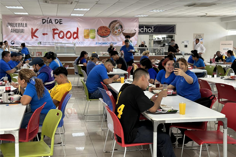 「Ｋ－フード給食の日」というイベントが行われた。写真は、韓国料理を体験する現地の勤労者たち＝19~21日、メキシコ・モンテレイ、農林畜産食品部