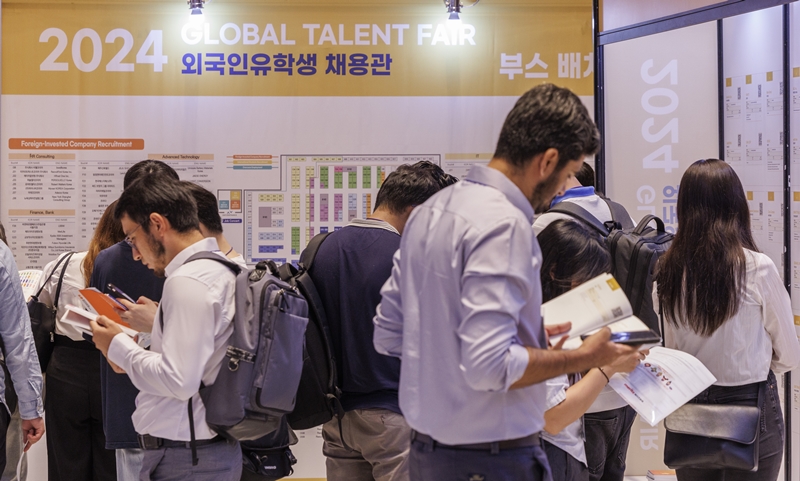 就職博覧会「グローバル・タレント・フェア」に参加した外国人留学生ら＝２７日、ソウル、聯合ニュース