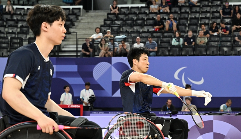 試合に臨むバドミントン男子ダブルスのチョン・ジェグン（右）とユ・スヨンのペア＝１日、フランス