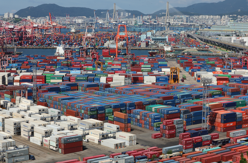 産業通商資源部によると、先月の輸出が前年同月比１１．４％増を記録した。写真は、コンテナ埠頭の作業をする様子＝８月１日、釜山、聯合ニュース