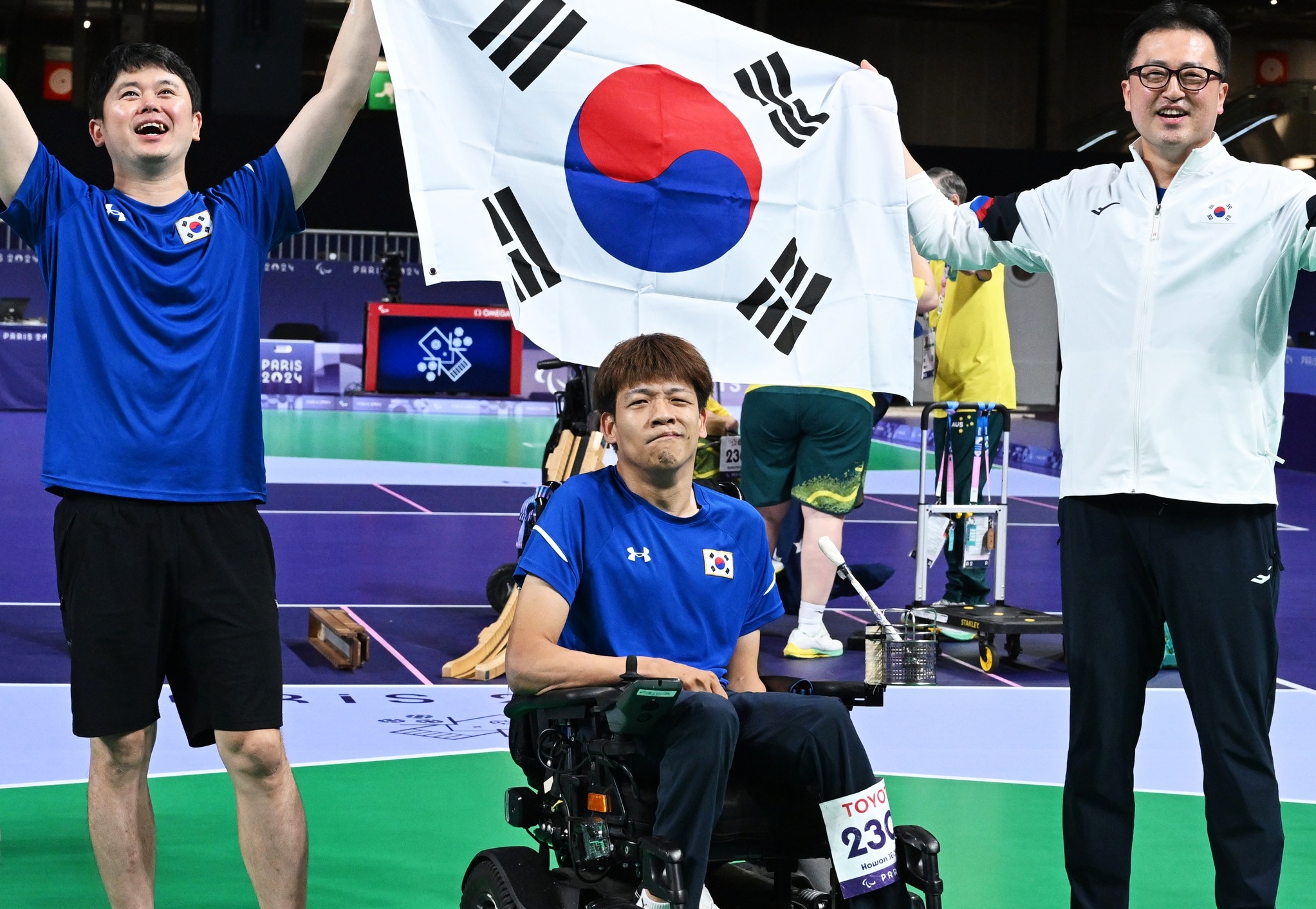 ２０２４パリパラリンピックのボッチャ男子個人戦（スポーツ等級ＢＣ３）決勝で勝利した後、喜ぶチョン・ホウォン（中央）＝２日（現地時間）、フランス・パリ