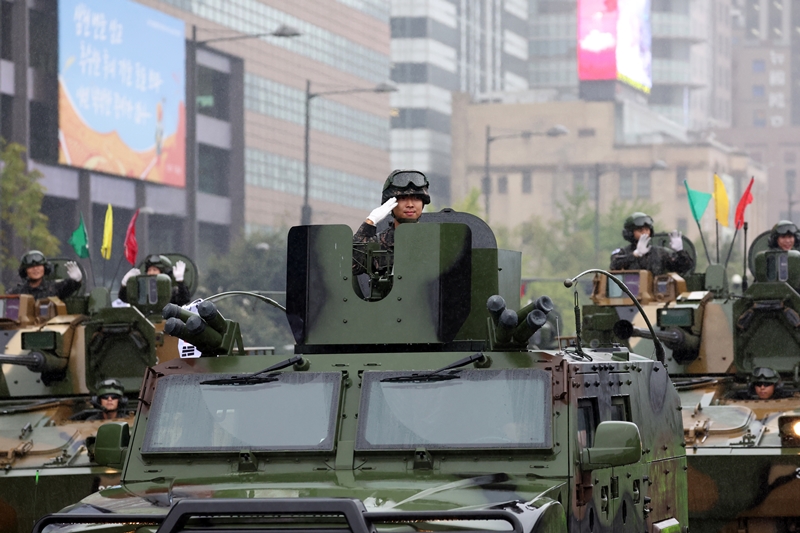 今年の「国軍の日」が臨時休日として指定された。写真は、第７５周年国軍の日を迎え、光化門一帯で行われたマーチの様子＝２０２３年９月、ソウル、コリアネットＤＢ