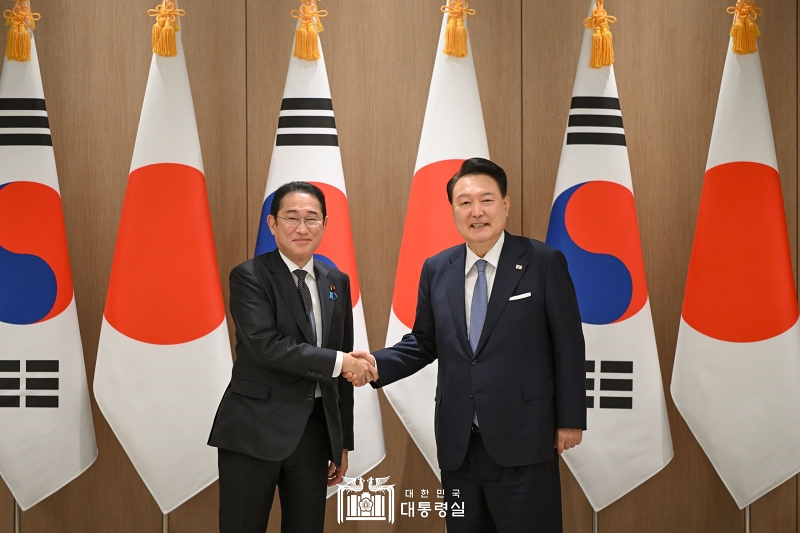 握手する尹大統領（右）と日本の岸田首相＝６日、ソウル、大韓民国大統領室