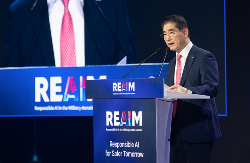 「軍事領域における責任ある人工知能（ＡＩ）利用（ＲＥＡＩＭ）サミット」で発言する国防部の金龍顯長官＝９日、ソウル、国防部