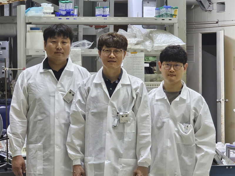 ▲ 여러 금속이 녹아있는 용액에서 우라늄을 최대 95% 순도로 추출하는 기술을 개발한 주요 연구진의 모습. (왼쪽부터) 오맹교박사, 은희철 실장, 정준영 박사.