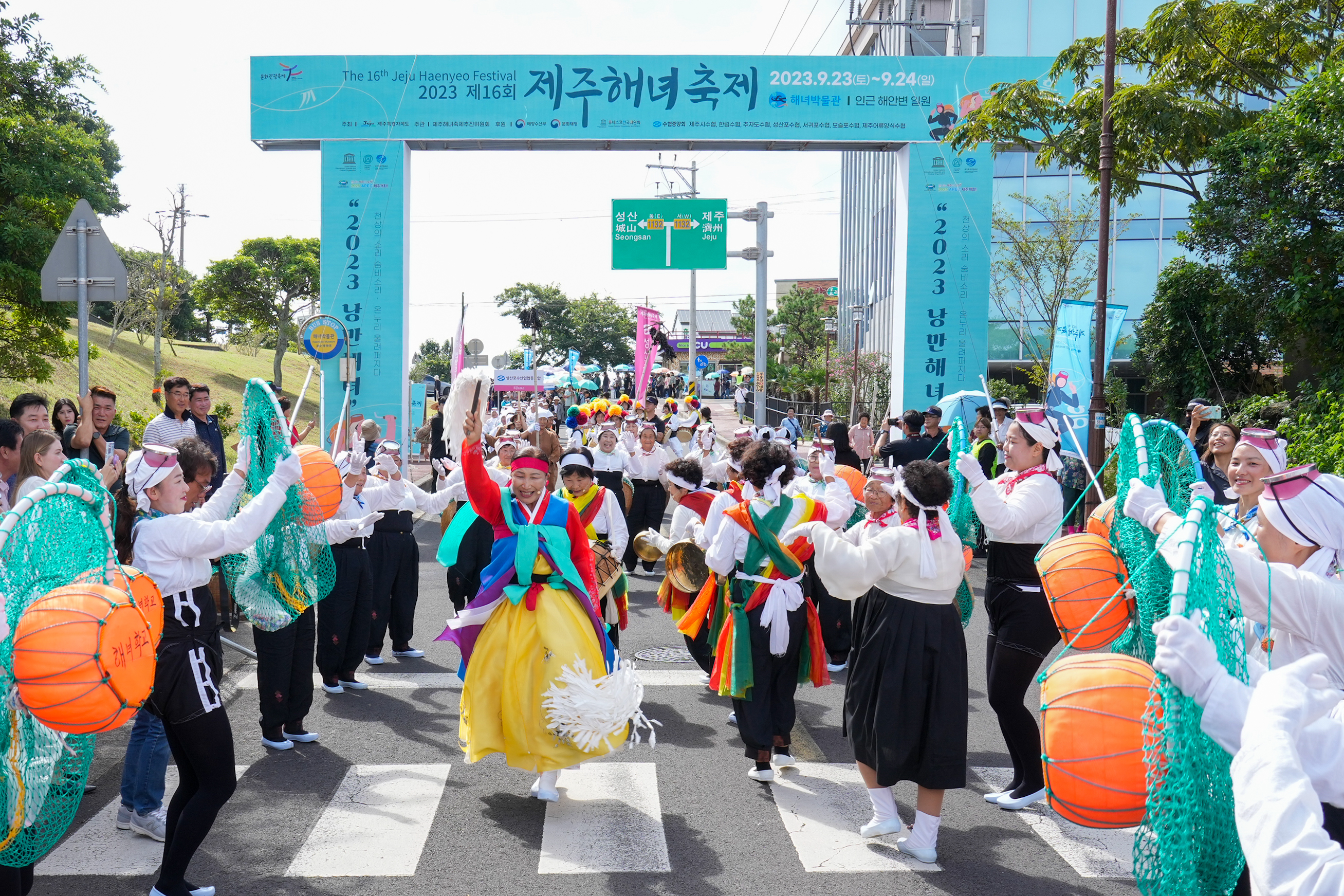 ２０日から２２日まで、海女博物館と近くの海岸で第１７回済州海女祭りが開催される。写真は、第１６回済州海女祭りの様子＝２０２３年９月、済州市・旧左邑