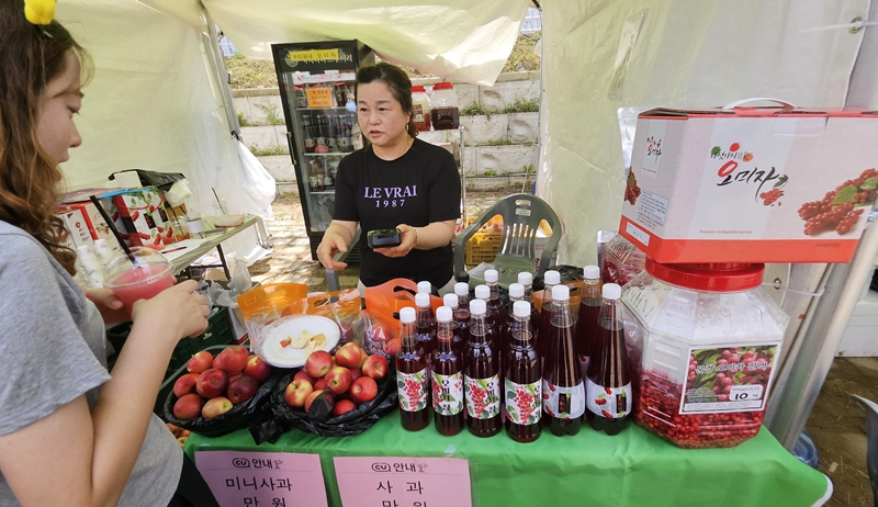 五味子を利用した様々な食品が販売されるブース＝１３日、聞慶市