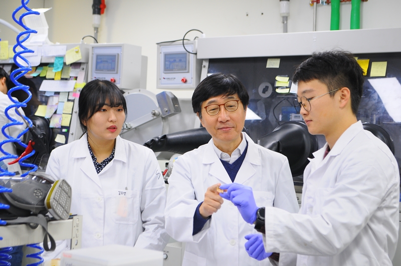 ペロブスカイト太陽電池を研究する朴南奎教授（真ん中）＝科学技術情報通信部