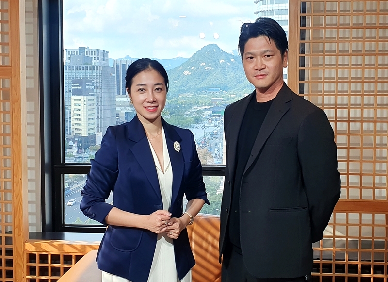 ベトナムＶＴＶ１の ＮＧＵＹＥＮ　ＴＨＩ　ＰＨＵＯＮＧ　ＴＨＡＮＨ記者（左）と共同通信の光山正一記者＝イ・ギョンミ撮影