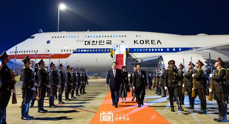 ラオス・ビエンチャンに到着した尹大統領夫妻＝９日（現地時間）、ラオス、大韓民国大統領室