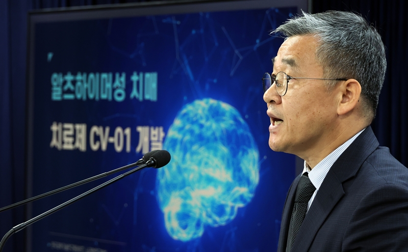 新薬「ＣＶ－０１」の技術移転についてブリーフィングを行う科学技術情報通信部のファン・パンシク研究開発政策室長＝２１日、ソウル、聯合ニュース