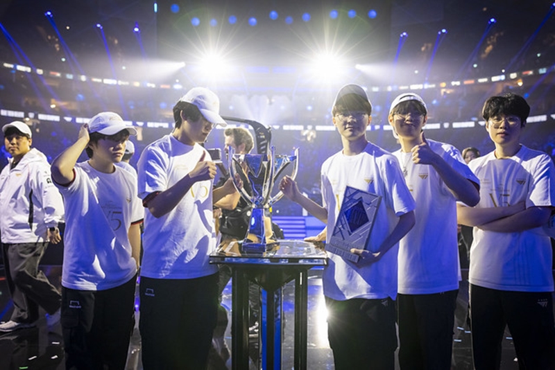 フェイカー率いるＴ１が、リーグ・オブ・レジェンド・ワールドチャンピオンシップで優勝を収めた＝ＬｏＬ　Ｅｓｐｏｒｔｓフリッカー