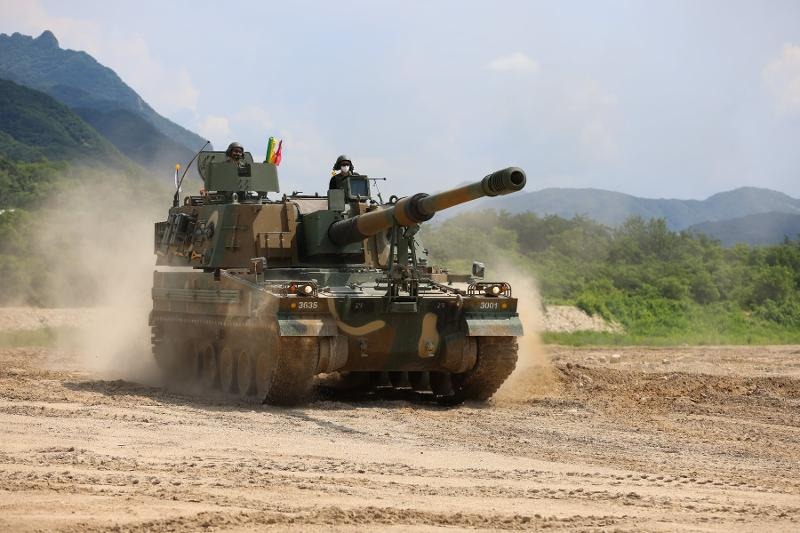 韓国製の武器のシェアが昨年、世界の防衛産業市場で２．１％を占めた。写真は、ルーマニアに輸出される１兆３０００億ウォン規模の韓国製Ｋ９自走砲＝ハンファ・エアロスペース公式フェイスブック