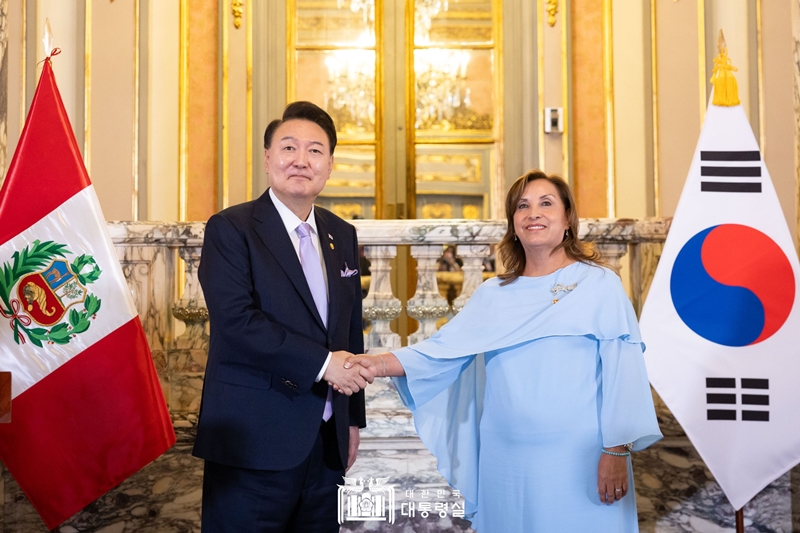尹大統領（左）とペルーのボルアルテ大統領＝１６日（現地時間）、ペルー、大韓民国大統領室