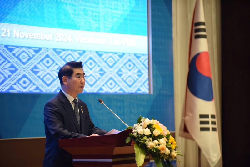 「韓国・ＡＳＥＡＮ国防相会議」で発言する国防部の金龍顯長官 ＝２１日、ラオス、ＡＳＥＡＮフェイスブック