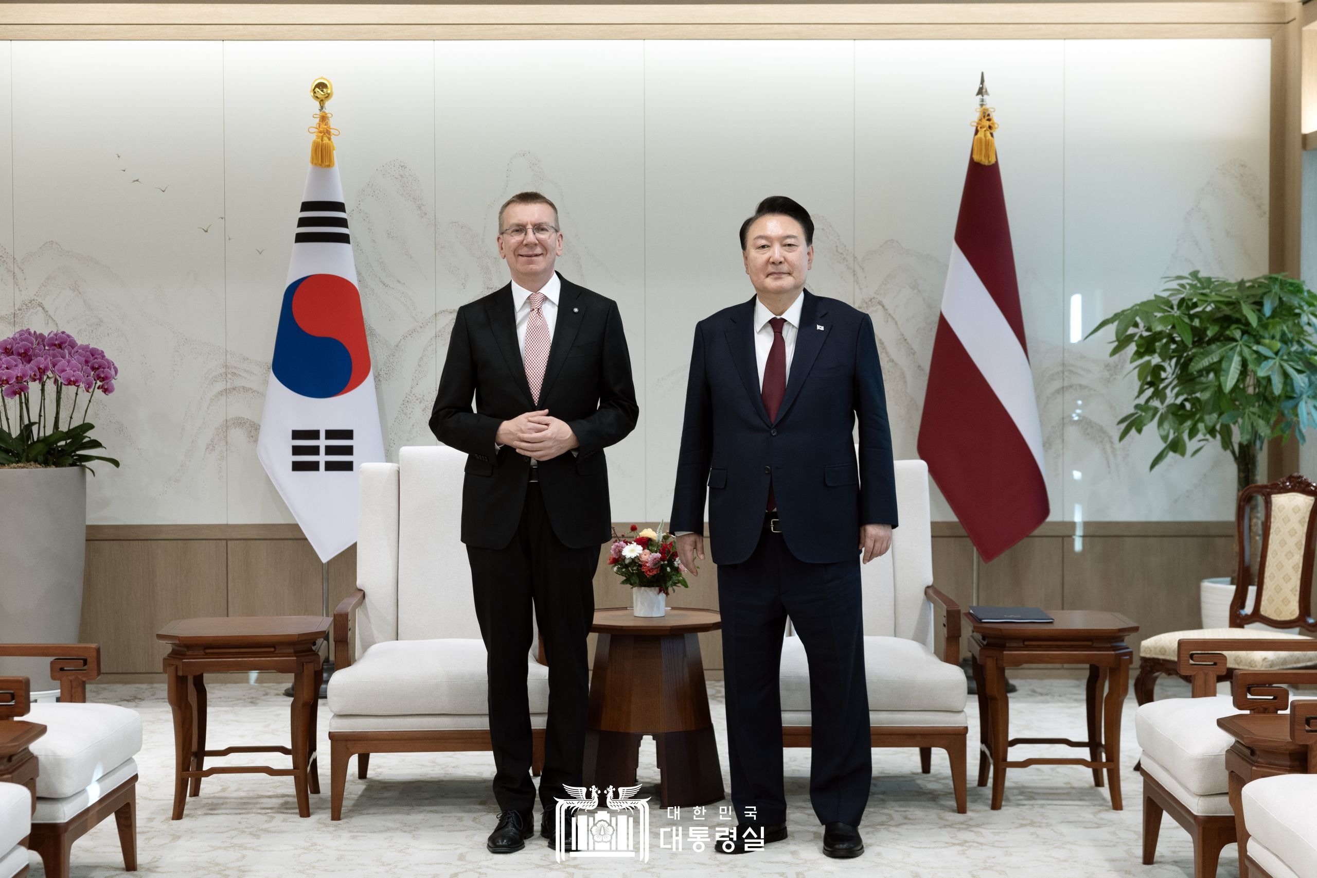 大統領室で開かれた首脳会談で記念撮影を行う尹錫悦大統領（右）とラトビアのエドガルス・リンケービッチ大統領＝２８日、ソウル、韓民国大統領室