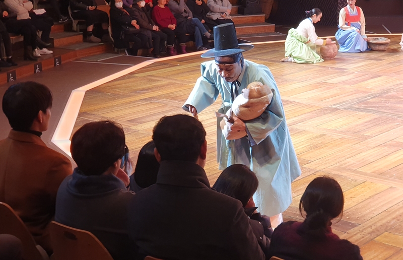 公演中、観客に声をかける「沈清伝」の沈鶴奎（シム・ハッキュ）