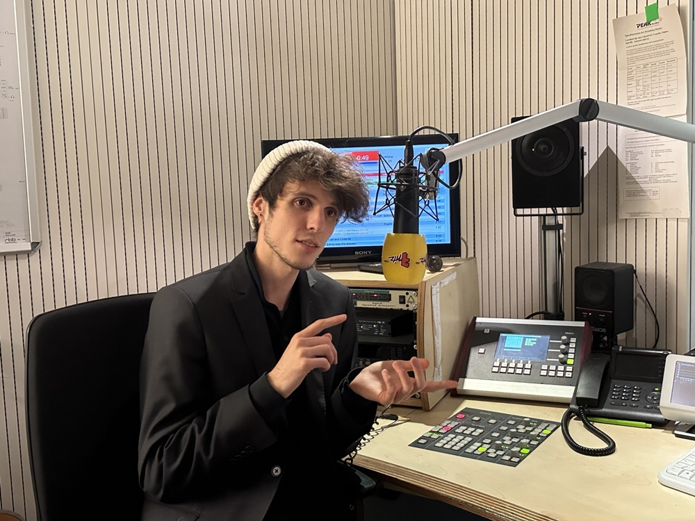 ｒｂｂ　Ｒａｄｉｏ　Ｆｒｉｔｚスタジオで、インタビューに応じる「ベストミュージックＫ－ＰＯＰ」のＤＪ、ジャスティン・ティンペ＝１１月１２日、ドイツ・ポツダム、ヤスミン・ミコライ