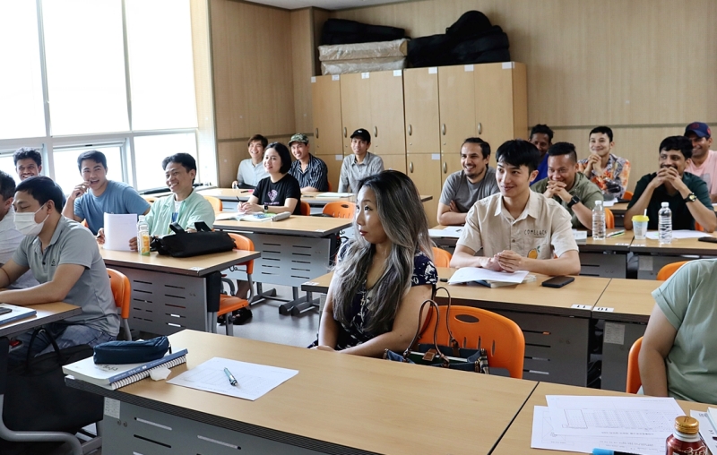 韓国文化授業を受ける外国人住民ら＝華城市外国人福祉センター公式フェイスブック