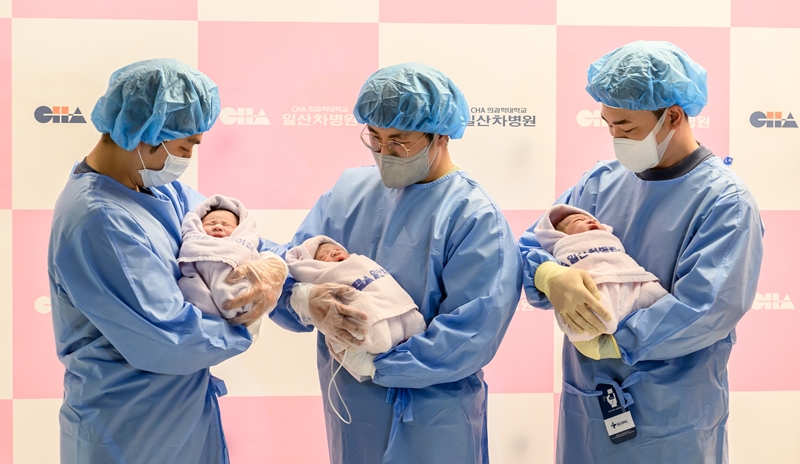 今年１月１日に生まれた３人の赤ちゃん＝一山ＣＨＡ病院