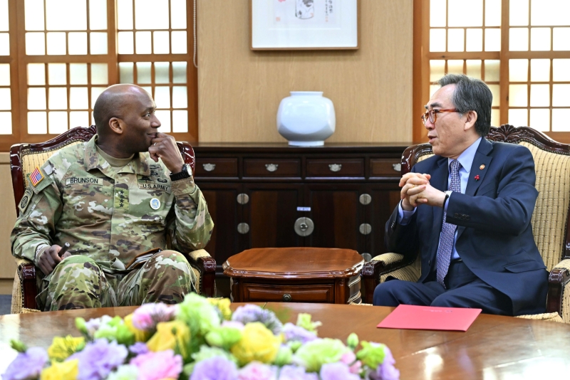外交部庁舍で、ジェイビー・ブランソン新任在韓米軍司令官と対話を交わすチョ・テヨル外交部長官（右）＝２２日、ソウル・鍾路区