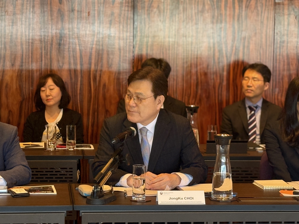 「韓国経済説明会」で挨拶をするチェ・ジョング国際金融協力大使=１４日、シンガポール、企画財政部 