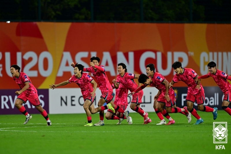 Ｕ－２０アジアカップの準々決勝で、ウズベキスタンを相手に勝利を収めた韓国代表チーム＝２３日（現地時間）、中国・深セン、大韓サッカー協会