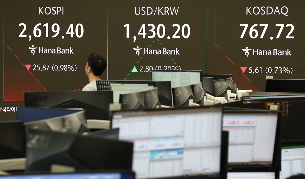 ハナ銀行ディーリングルームの様子＝２５日、ソウル・中区、聯合ニュース