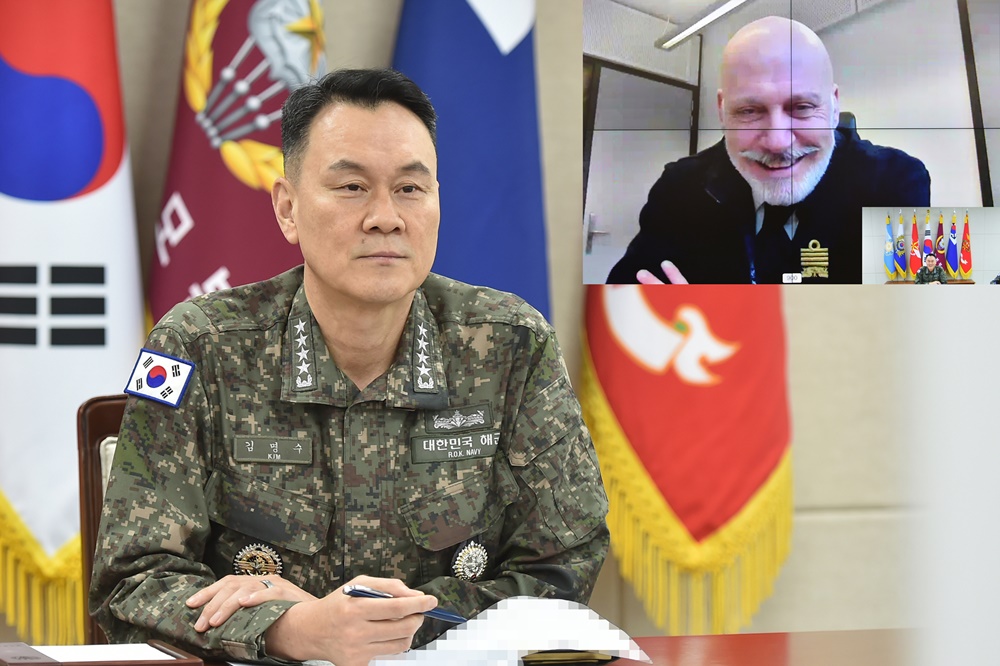 カーボ・ドラゴーネＮＡＴＯ軍事委員長とオンライン会議を行うキム・ミョンス合同参謀議長＝先月２０日、合同参謀本部 