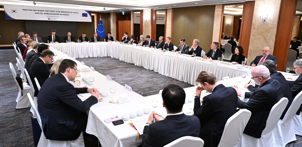 外交部のキム・ホンギュン第１次官外交部は、ＥＵ大使団と昼食会を行った＝先月２８日、ソウル・鍾路区、外交部